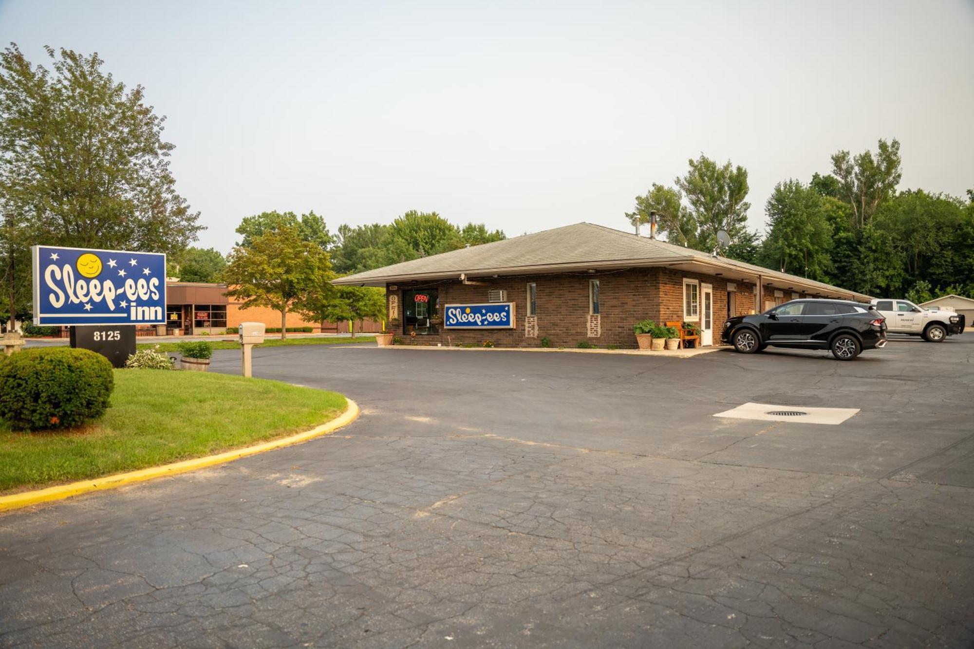 Sleep-Ees Inn, Saginaw & Frankenmuth エクステリア 写真