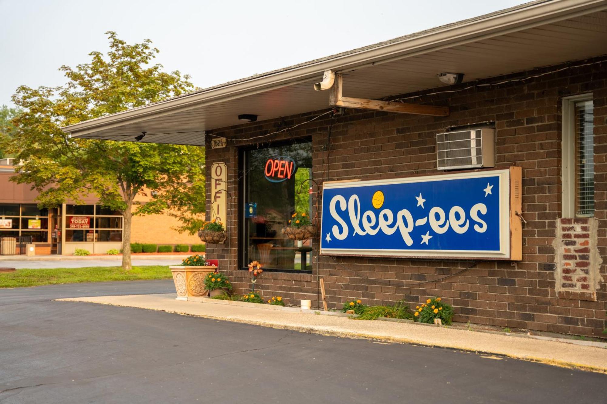 Sleep-Ees Inn, Saginaw & Frankenmuth エクステリア 写真