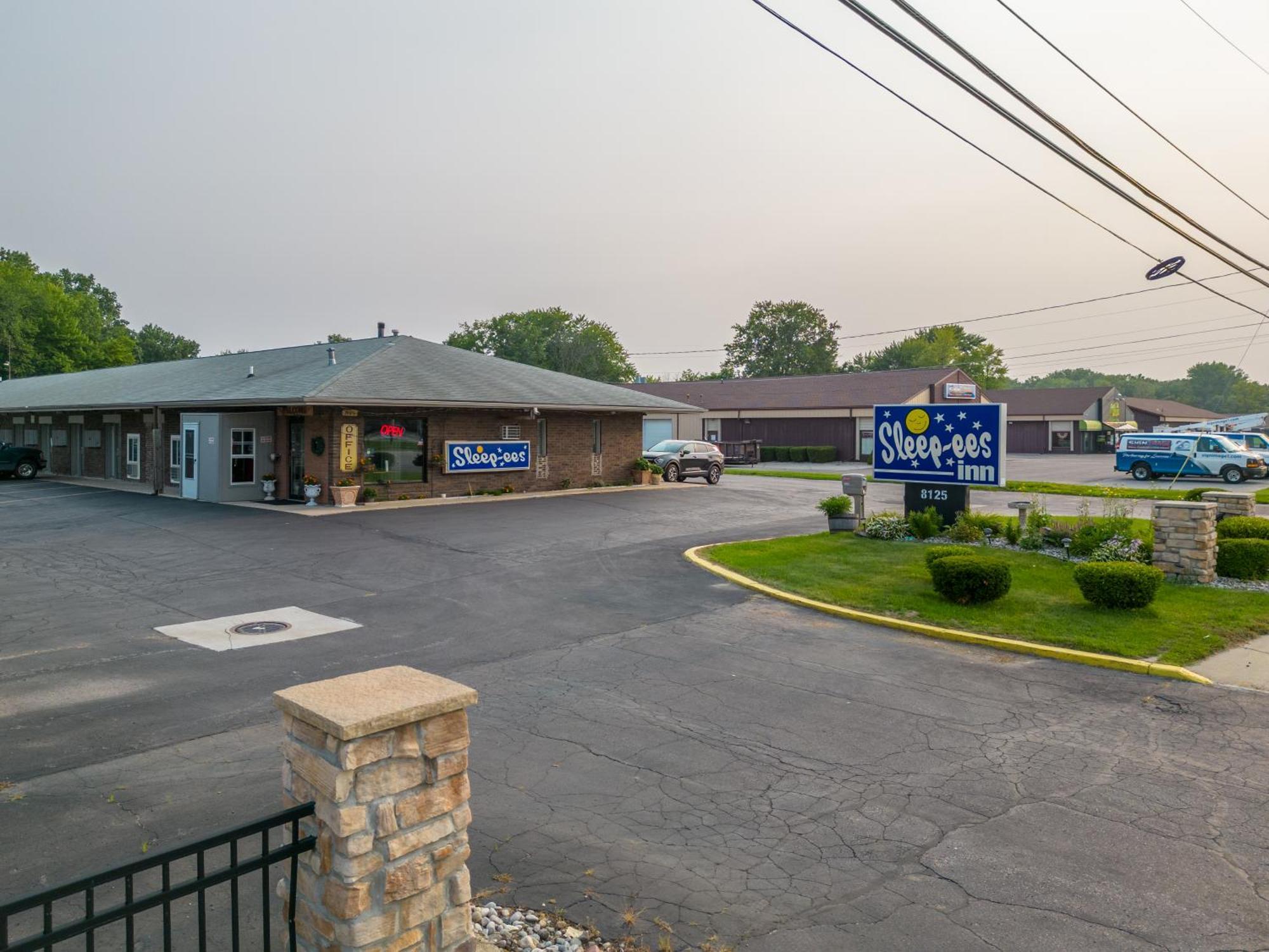 Sleep-Ees Inn, Saginaw & Frankenmuth エクステリア 写真