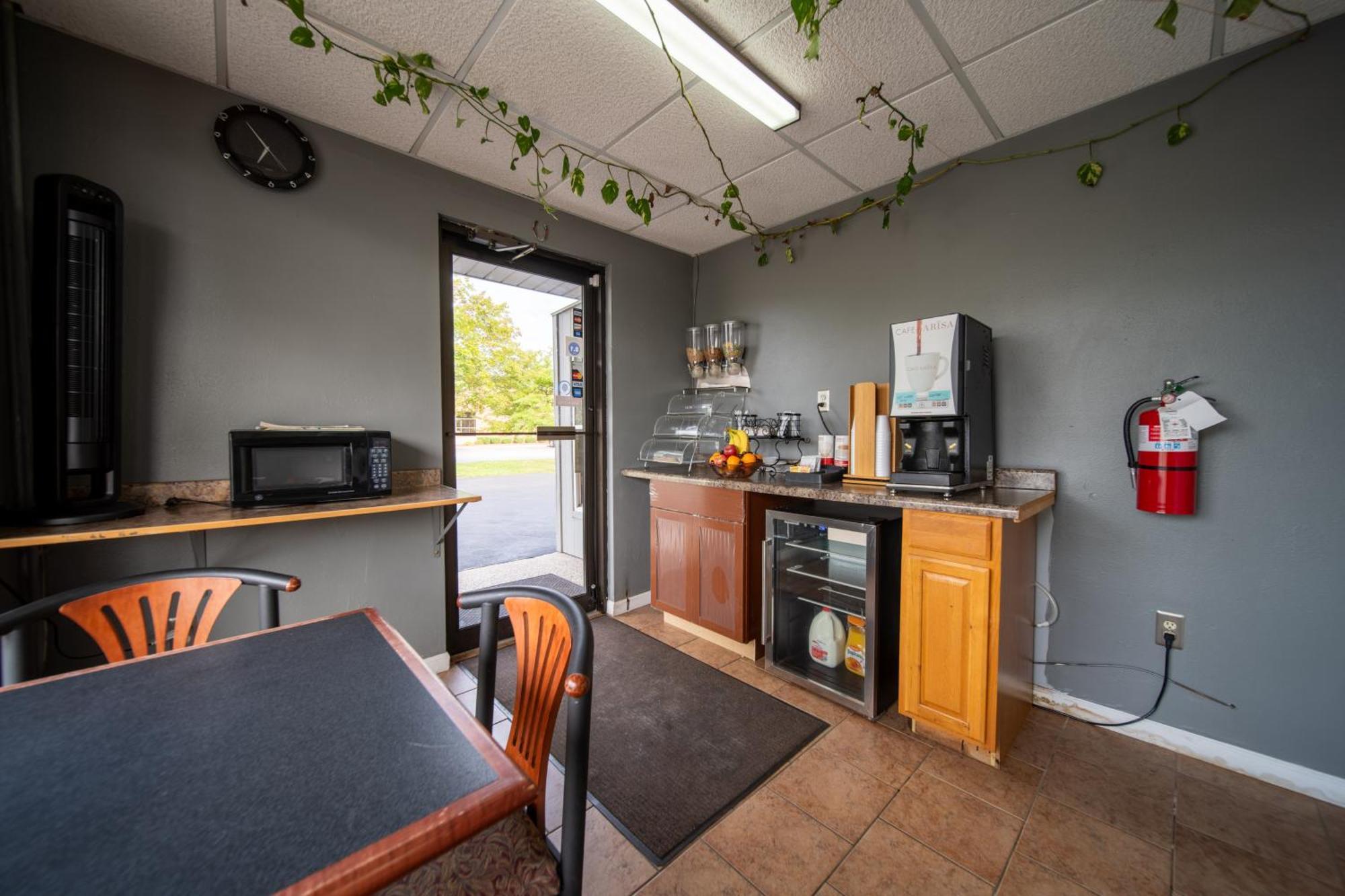 Sleep-Ees Inn, Saginaw & Frankenmuth エクステリア 写真