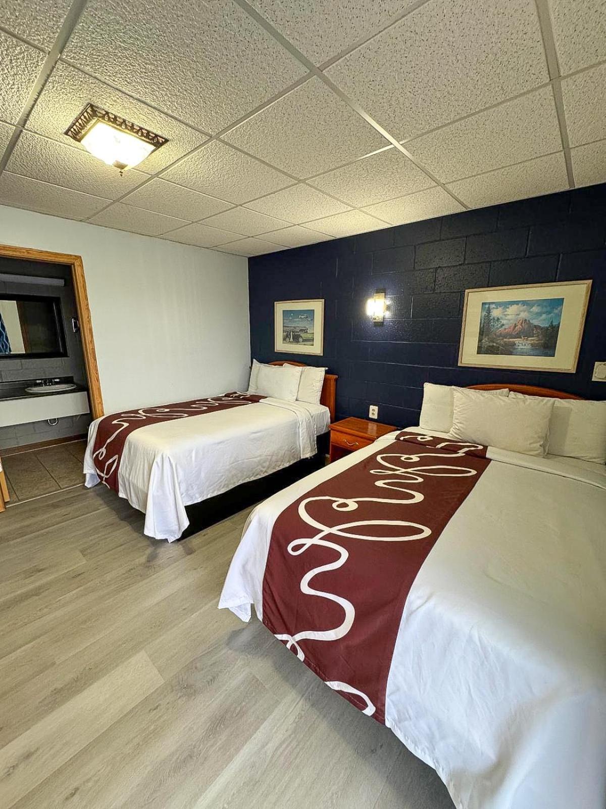 Sleep-Ees Inn, Saginaw & Frankenmuth エクステリア 写真